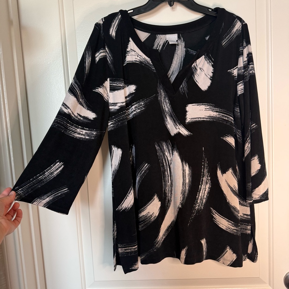 Chico's Travelers Black and White Graphic Blouse 3/4 sleeve, resort, travel - Picture 2 of 5